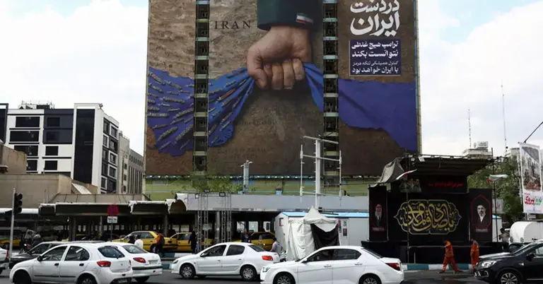 তেহরানের এক ভবনে হরমুজ প্রণালি সম্পর্কে গ্রাফিক্যাল বিলবোর্ড